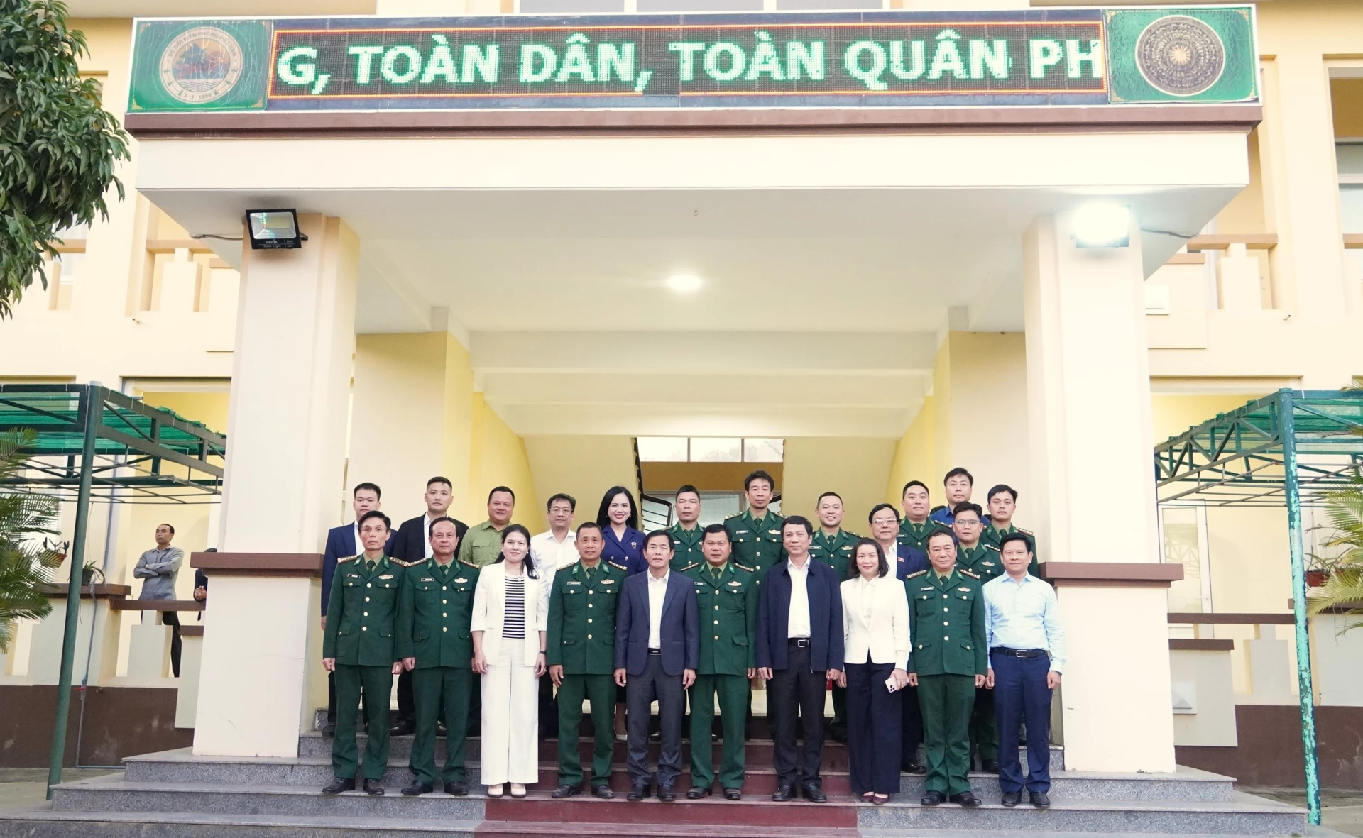 Các đại biểu chụp ảnh lưu niệm - Ảnh: QV