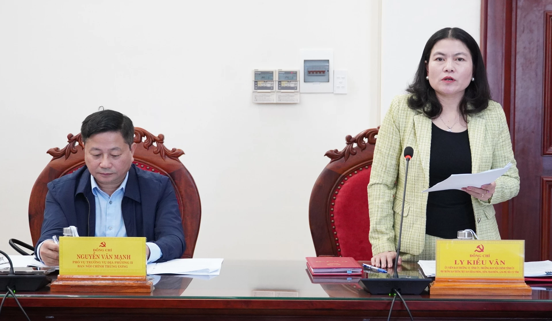 Đồng chí Ly Kiểu Vân, Ủy viên BTV Tỉnh ủy, Trưởng Ban Nội chính Tỉnh ủy, Phó Trưởng Ban Thường trực BCĐ phát biểu tại phiên họp - Ảnh: QV