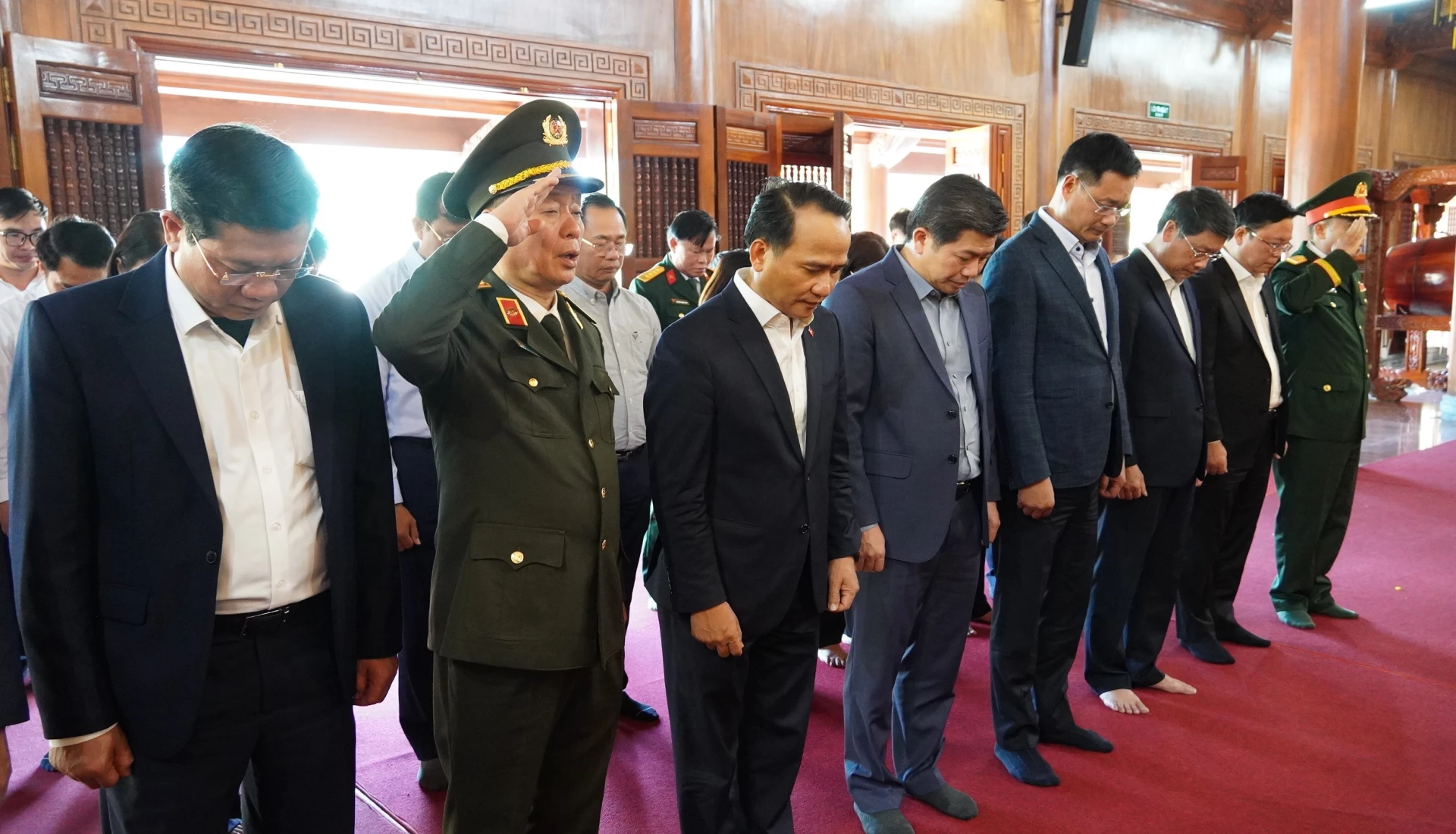 Các đại biểu dành phút mặc niệm tại Đền thờ Bác Hồ và các Anh hùng Liệt sĩ tỉnh - Ảnh: QV