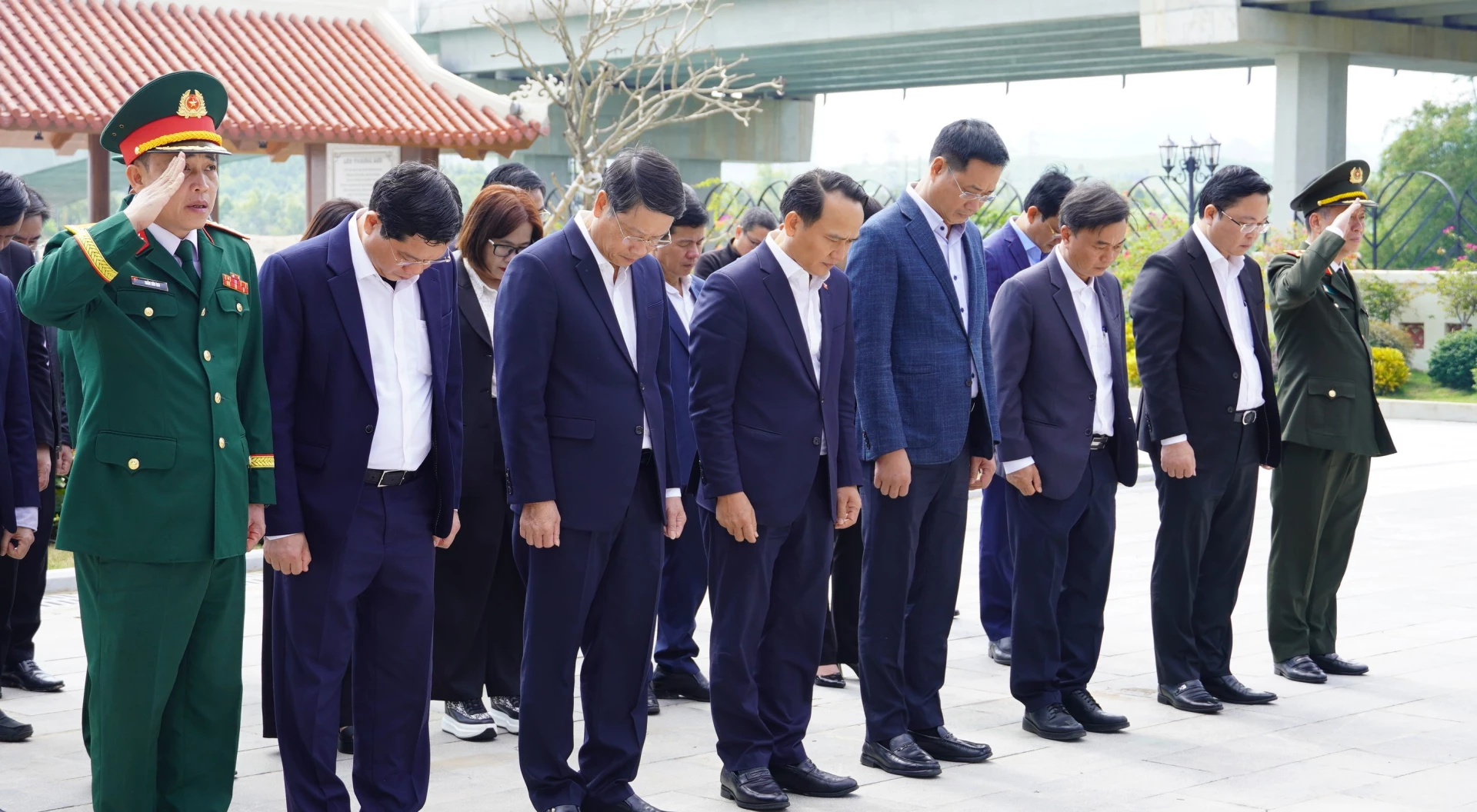 Đoàn công tác dâng hương tại Di tích lịch sử Bến phà II Long Đại - Ảnh: QV