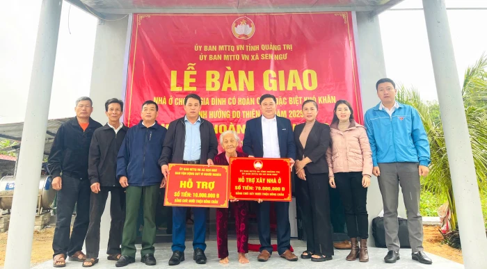 Ủy ban MTTQ Việt Nam xã Sen Ngư bàn giao 2 nhà 'Đại đoàn kết' cho hộ khó khăn