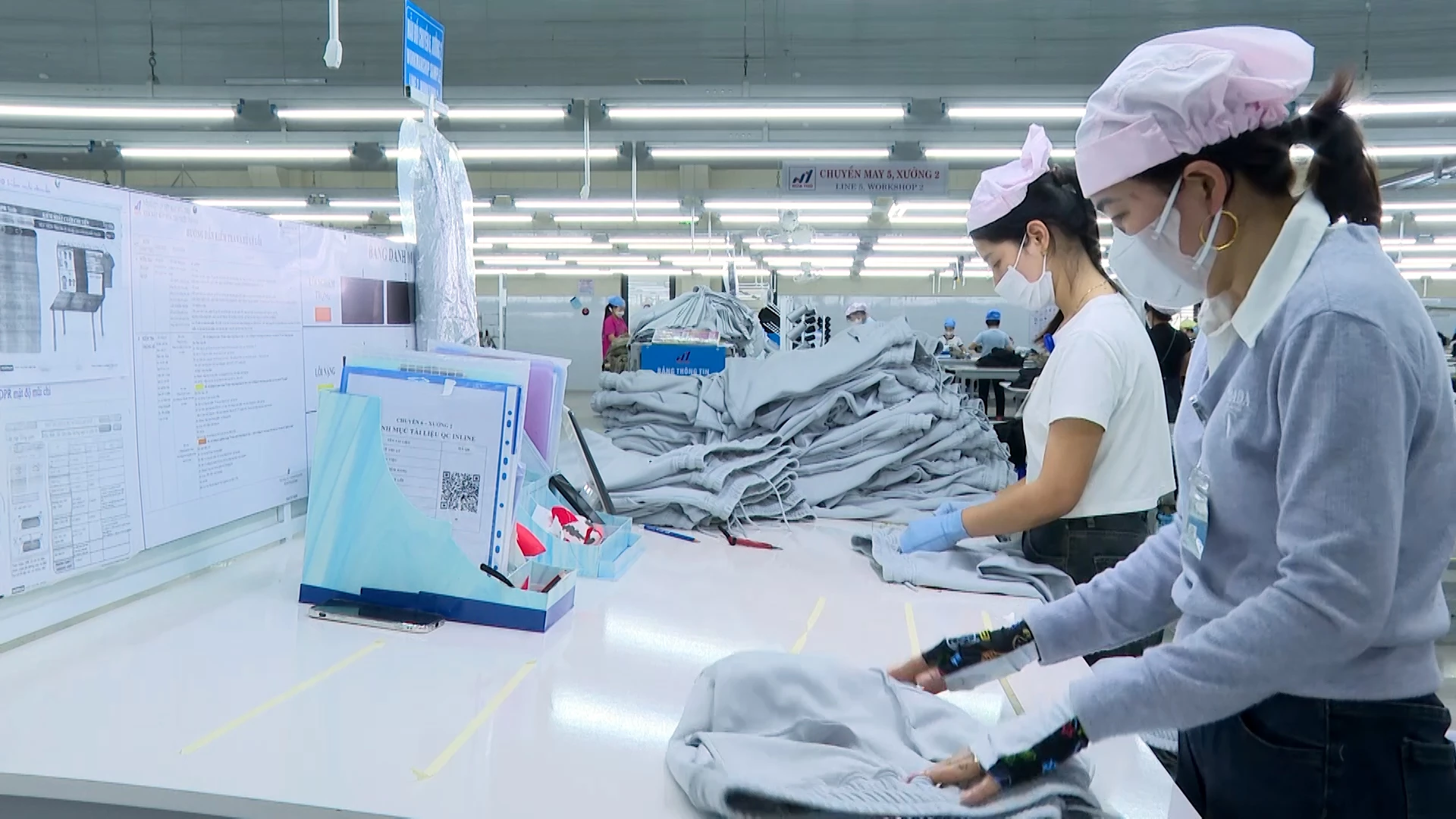 Hơn 1.300 công nhân Nhà máy May Hòa Thọ-Triệu Phong ra quân ngày đầu năm - Ảnh: Q.N