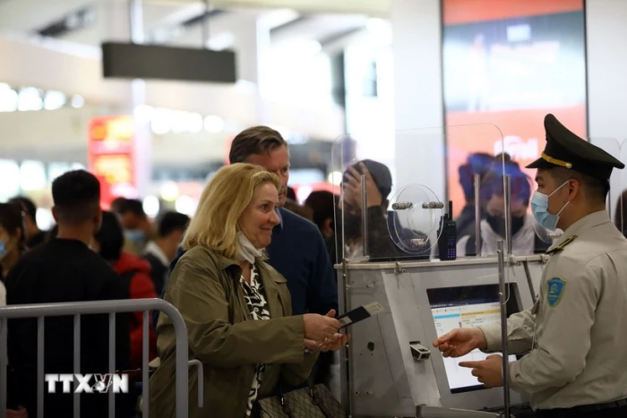 Triển khai miễn thị thực có thời hạn cho người nước ngoài thuộc diện đặc biệt cần ưu đãi