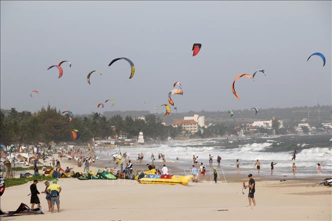 Biển Hàm Tiến-Mũi Né (Lâm Đồng) đông nghịt du khách tắm và chơi các môn thể thao trên biển. Ảnh: Nguyễn Thanh/TTXVN