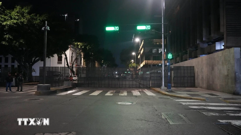 An ninh được tăng cường tại khu vực gần Dinh Tổng thống Venezuela ở thủ đô Caracas, ngày 3/1/2026. (Ảnh: THX/TTXVN)