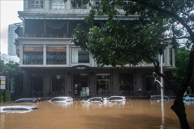 Cảnh ngập lụt sau những trận mưa lớn tại Jakarta, Indonesia. Ảnh: THX/TTXVN