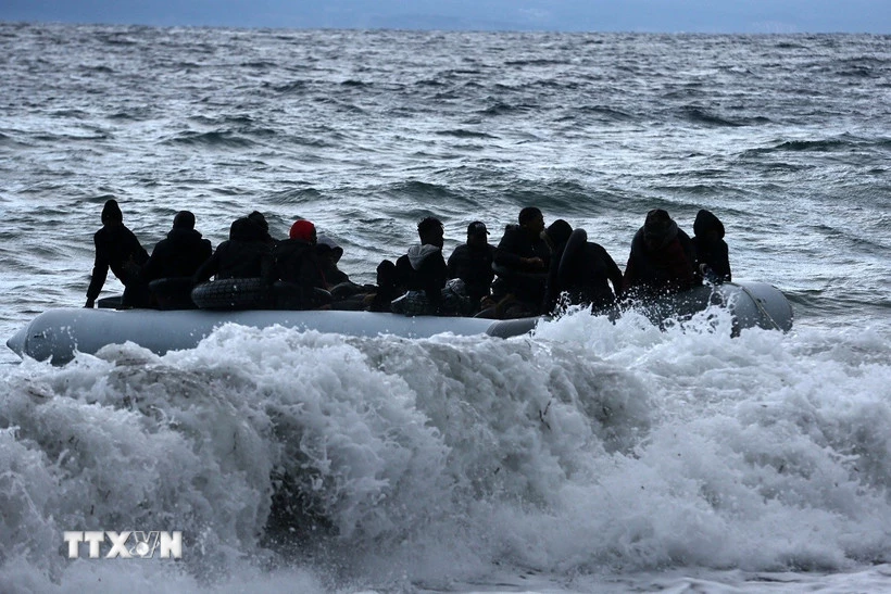 Người di cư trên trên thuyền ở ngoài khơi đảo Lesbos, Hy Lạp. (Ảnh: THX/TTXVN)