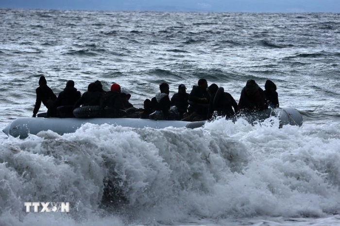 Lật thuyền chở hơn 200 người di cư trên Đại Tây Dương