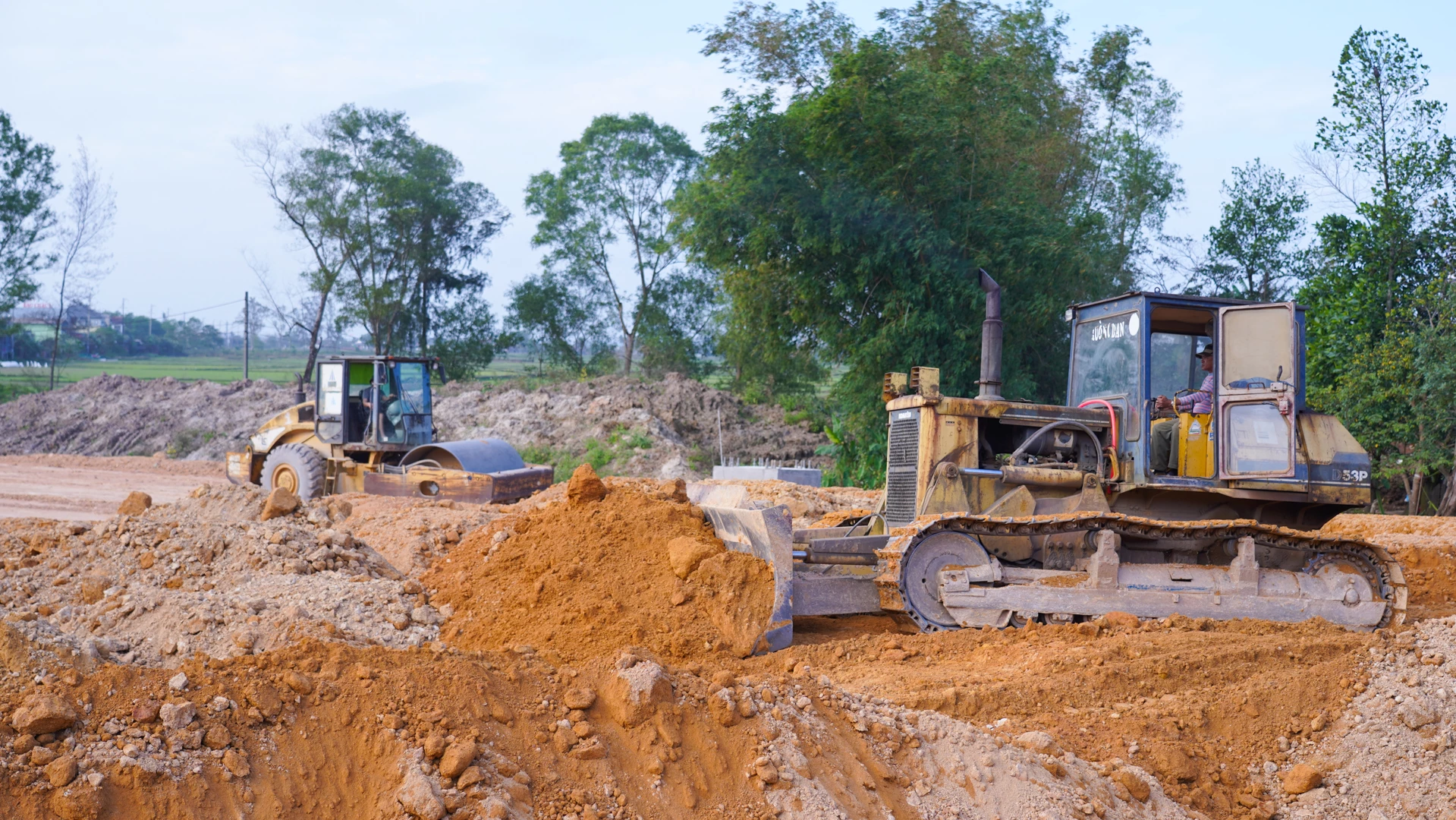 Để đảm bảo tiến độ và chào mừng Đại hội XIV của Đảng, nhà thầu đang tập trung huy động máy móc thi công trong những ngày này