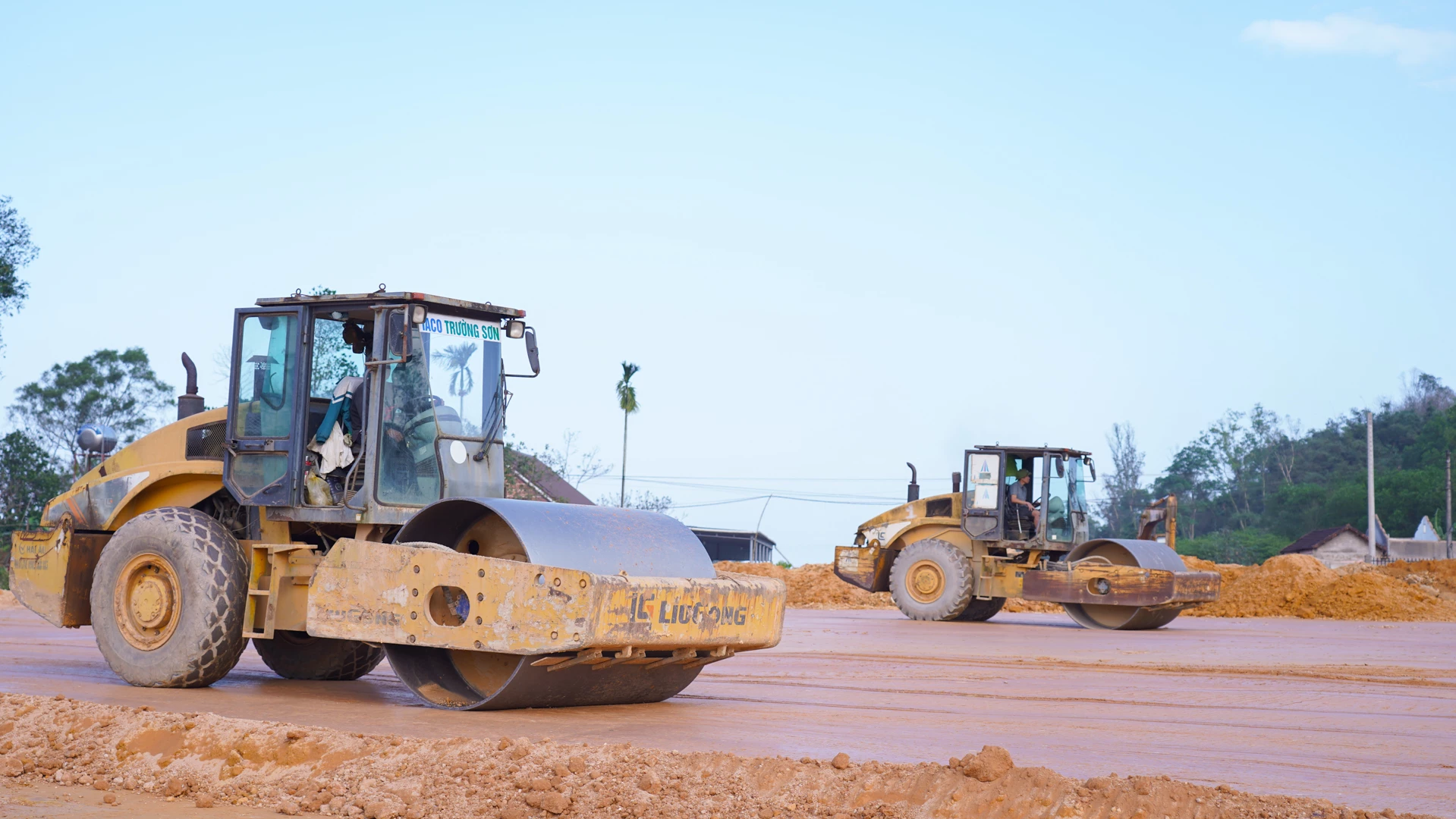 Nhiều phương tiện máy móc đồng loạt thi công san nền nút giao 