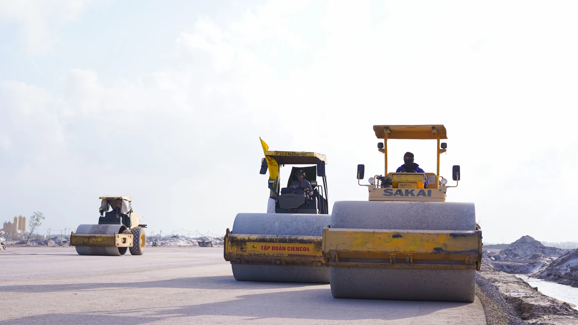 Các phương tiện thi công lu lèn cấp phối đá dăm đường cất hạ cánh của sân bay