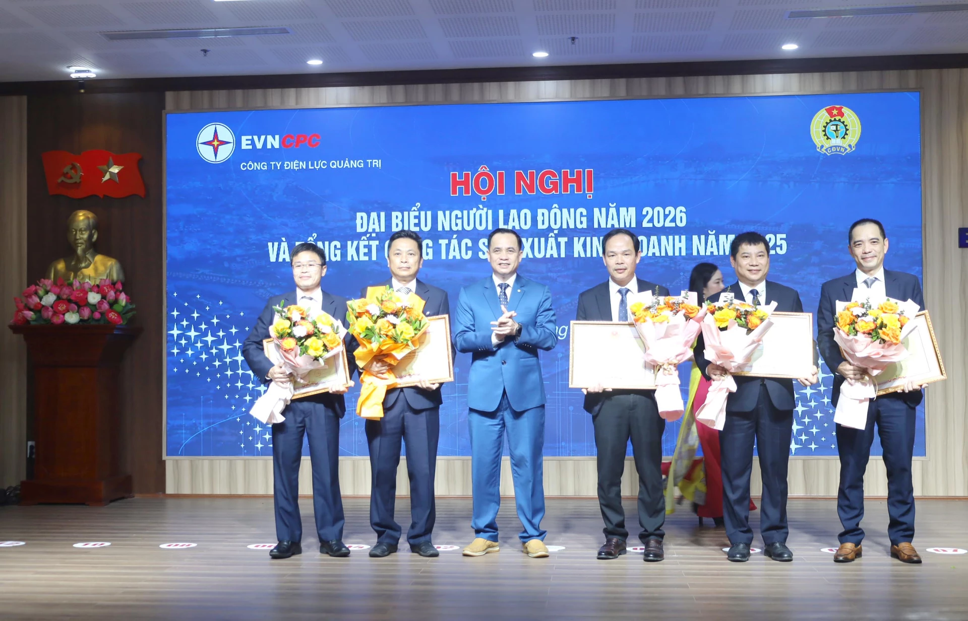 Các tập thể, cá nhân của PC Quảng Trị được khen thưởng nhờ có nhiều thành tích xuất sắc trong năm 2025.