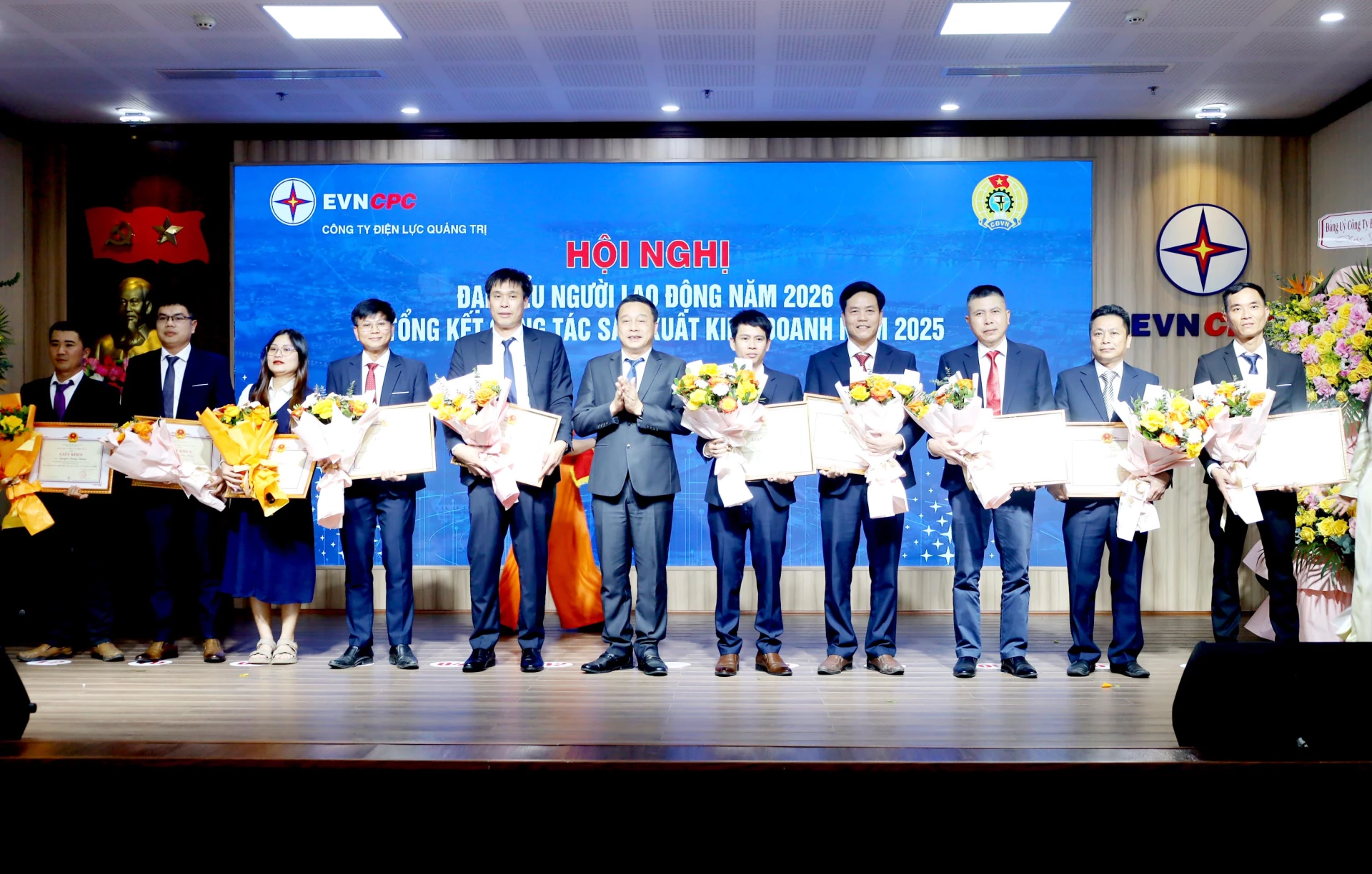 Các tập thể, cá nhân của PC Quảng Trị được khen thưởng nhờ có nhiều thành tích xuất sắc trong năm 2025.