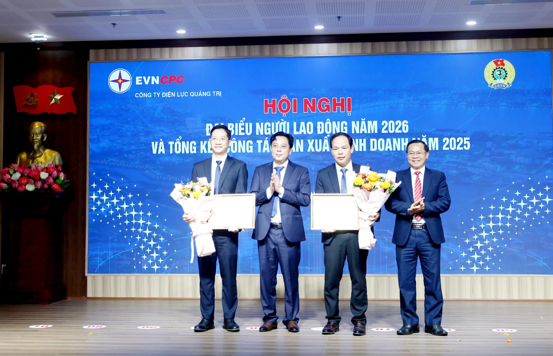 Các tập thể, cá nhân của PC Quảng Trị được khen thưởng nhờ có nhiều thành tích xuất sắc trong năm 2025.