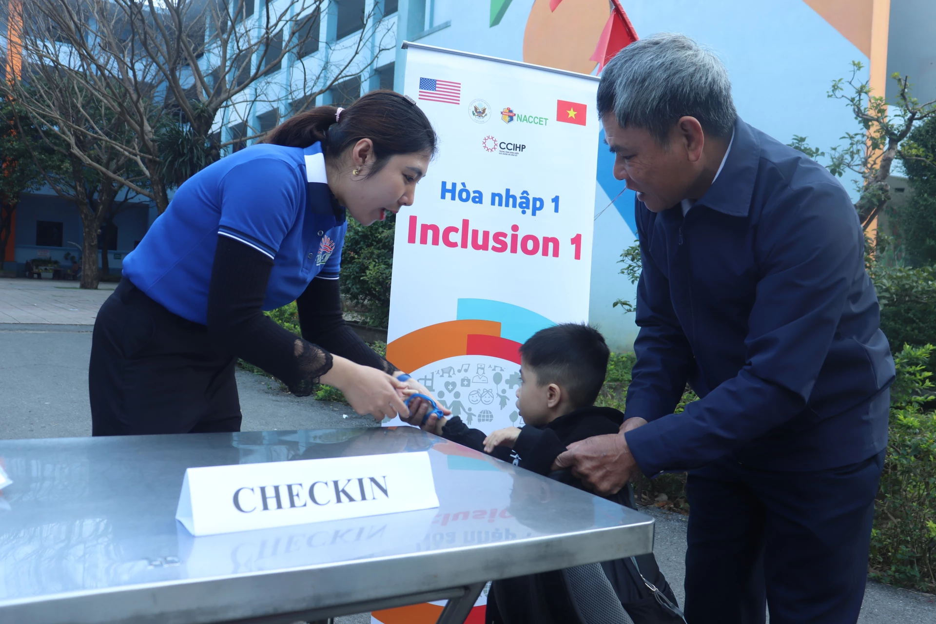 Một em nhỏ hào hứng khi check-in tham gia chương trình - Ảnh: T.P