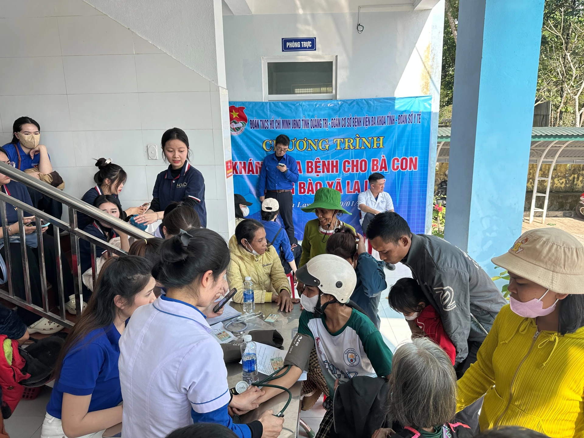 Khám sức khỏe miễn phí cho người dân xã La Lay - Ảnh: T.P