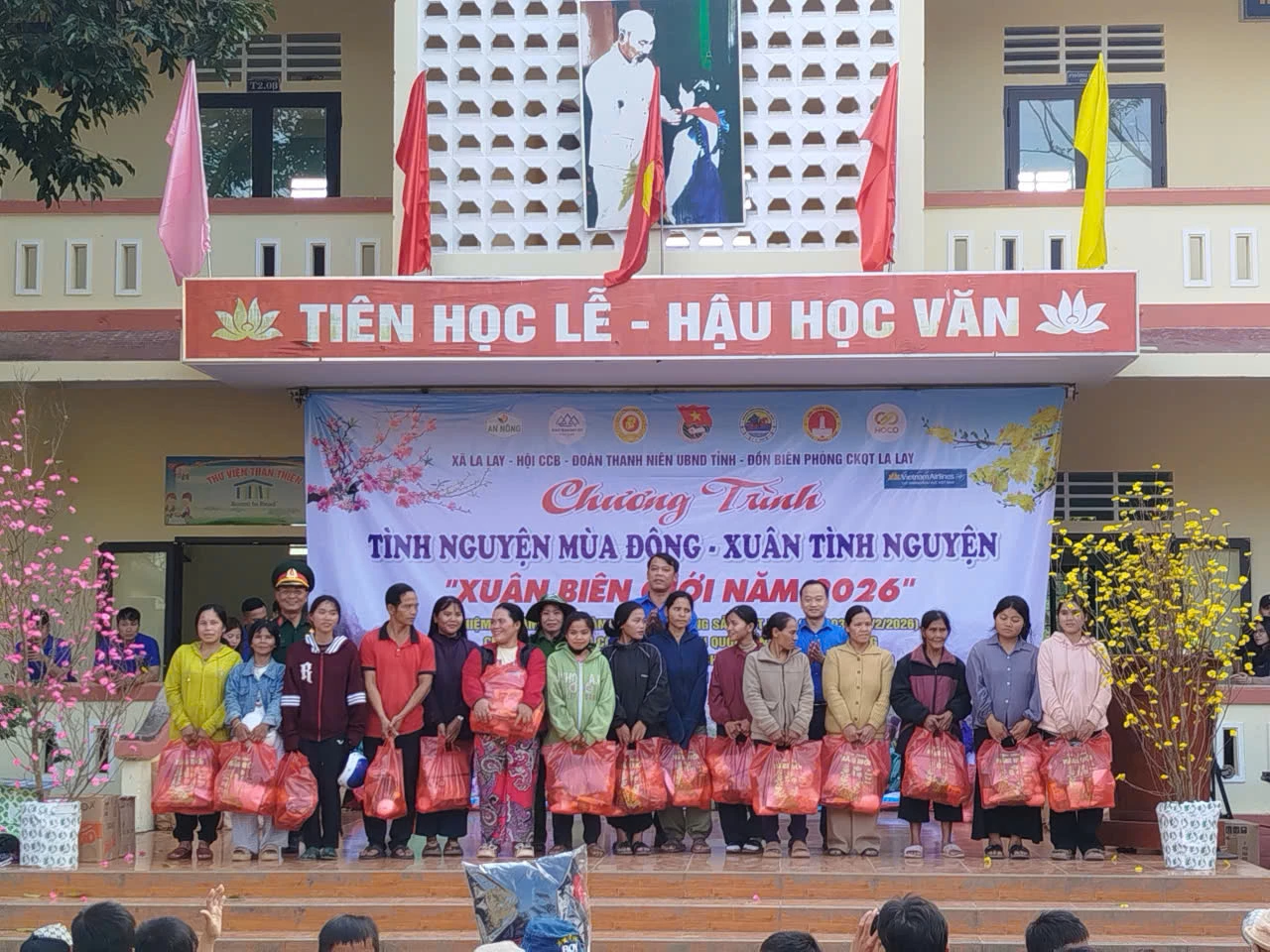 Tặng quà cho các gia đình có hoàn cảnh khó khăn tại xã La Lay - Ảnh: T.P