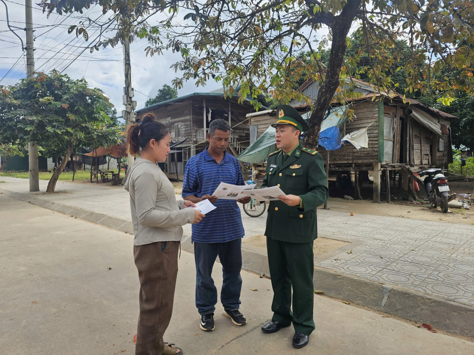 Cán bộ của Đồn Biên phòng Cửa khẩu quốc tế Lao Bảo tuyên truyền người dân không tiếp tay cho đối tượng xấu buôn bán pháo nổ - Ảnh: N.P