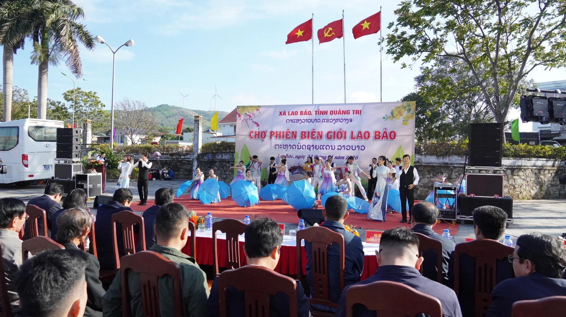 Quang cảnh phiên chợ - Ảnh: QV