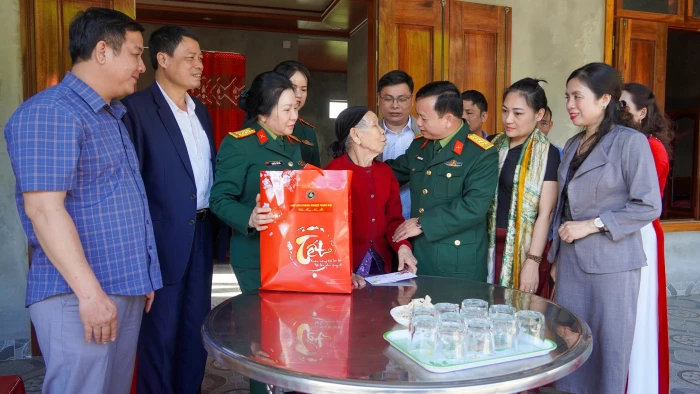 Thăm, tặng quà Tết gia đình chính sách tại các địa phương