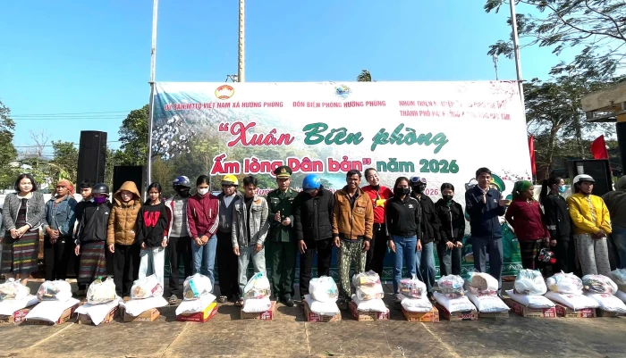 Đồn Biên phòng Hướng Phùng trao tặng hơn 840 suất quà cho người dân