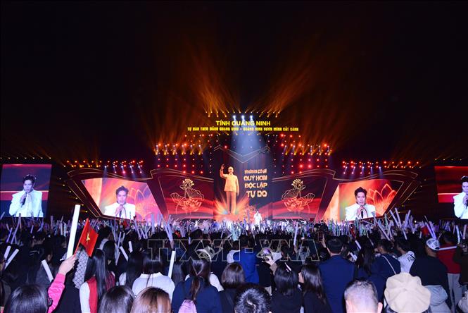 Concert “Tự hào theo Đảng quang vinh-Quảng Ninh vươn mình cất cánh” đã thu hút hàng vạn khán giả. Ảnh minh họa: Thanh Vân/TTXVN