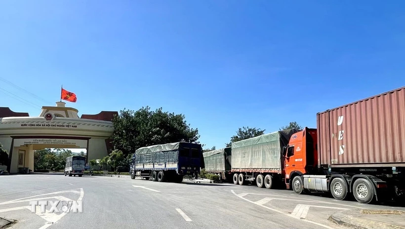 Tại Quảng Trị, trên tuyến biên giới và khu vực cửa khẩu, các lực lượng chức năng chủ động triển khai đồng bộ nhiều biện pháp nhằm ngăn chặn buôn lậu dịp cuối năm. (Ảnh: Võ Dung/TTXVN)