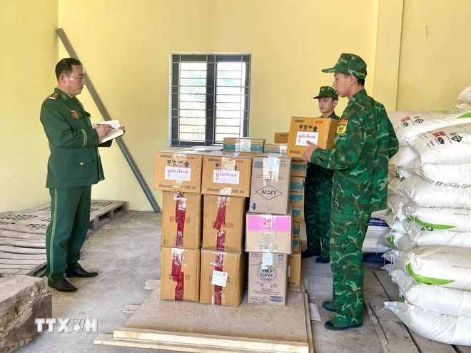 Lực lượng Bộ đội Biên phòng tỉnh Quảng Trị kiên quyết đấu tranh, xử lý nghiêm các hành vi vi phạm nhằm góp phần đảm bảo thị trường ổn định và giữ vững an ninh, trật tự khu vực biên giới. (Ảnh: Võ Dung/TTXVN)