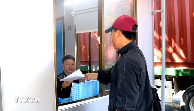 Trên tuyến biên giới, khu vực cửa khẩu của tỉnh Quảng Trị, các lực lượng chức năng triển khai đồng bộ nhiều biện pháp từ sớm, từ xa nhằm chủ động ngăn chặn buôn lậu dịp cuối năm. (Ảnh: Võ Dung/TTXVN)