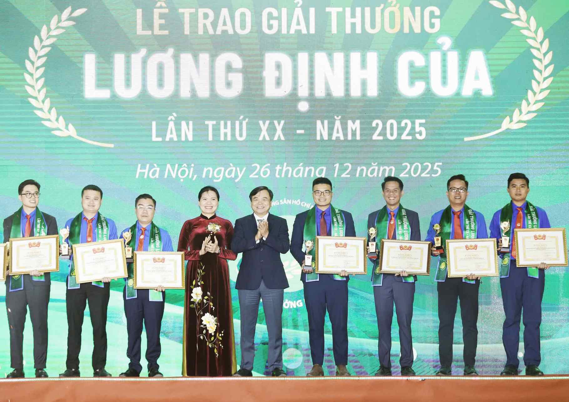 Anh Dương Việt Quân (đứng thứ 3, từ trái sang) vinh dự nhận giải thưởng Lương Định Của - Ảnh: Q.H