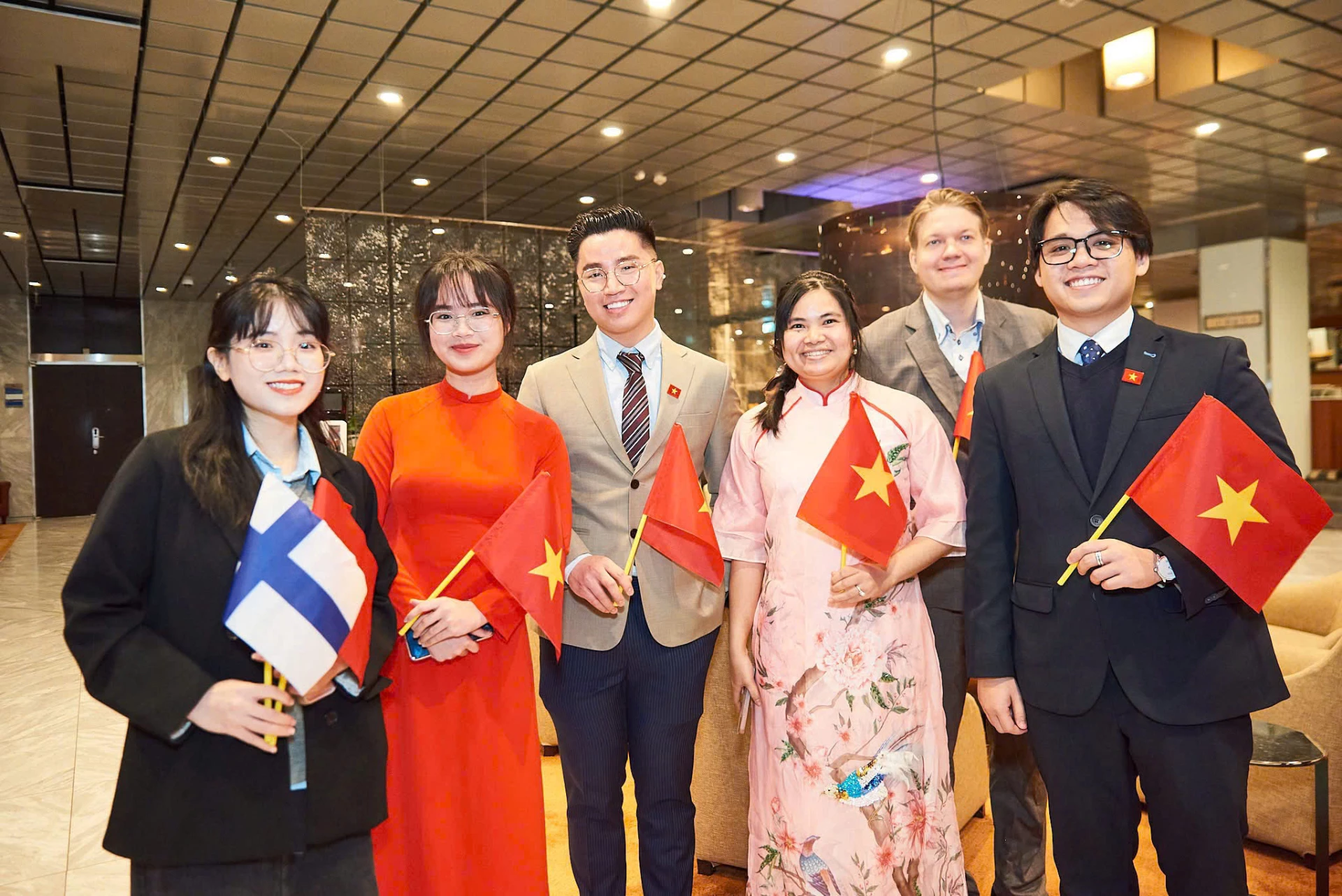 Hà Linh (đứng thứ 2, từ trái sang phải) cùng những người bạn tham gia một hoạt động hướng về Tổ quốc - Ảnh: Q.H