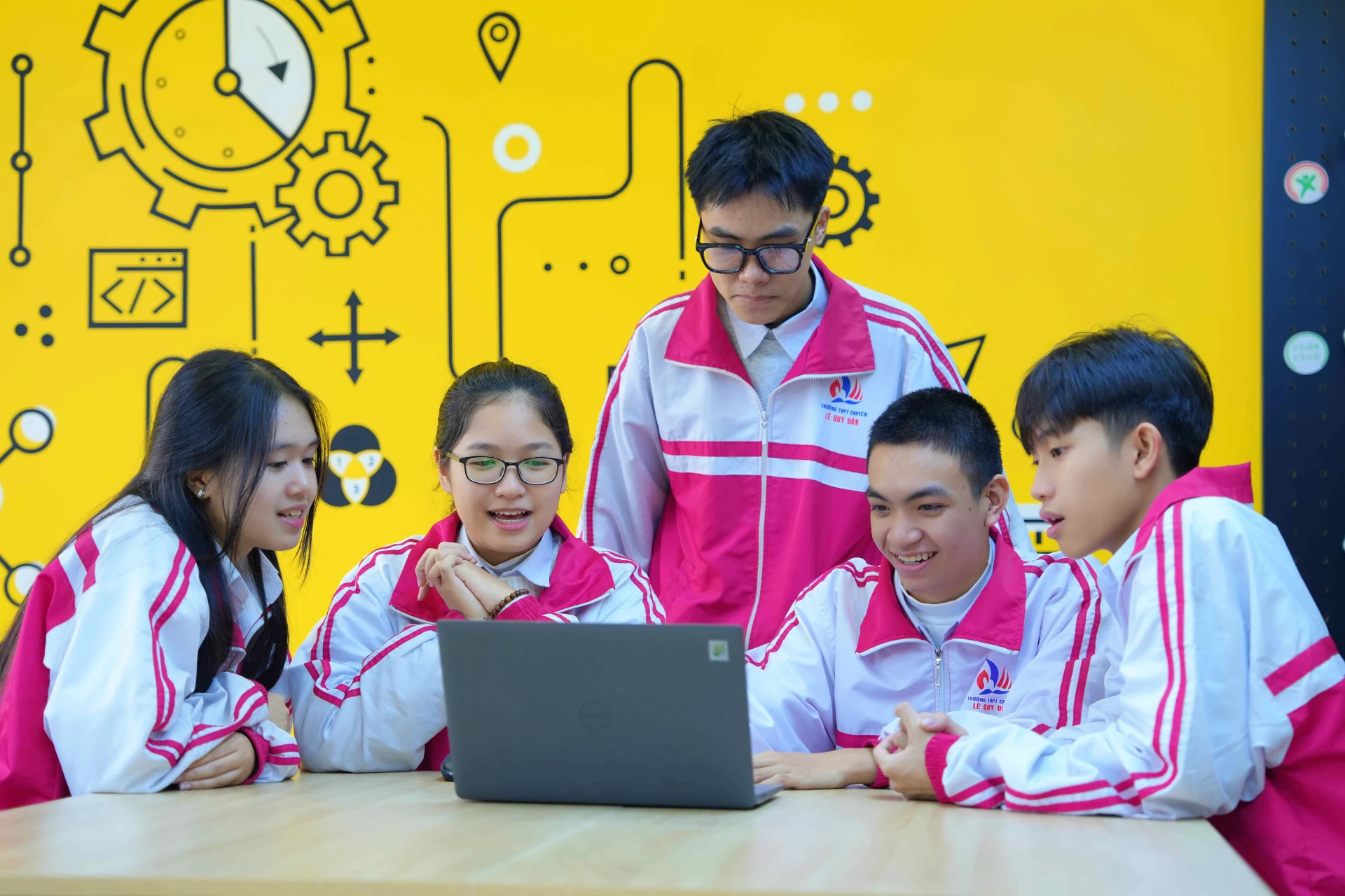 Phương Thảo (ngồi thứ 2, từ trái sang) hướng dẫn các bạn trải nghiệm website: https://ai.raccoon.edu.vn - Ảnh: Q.H