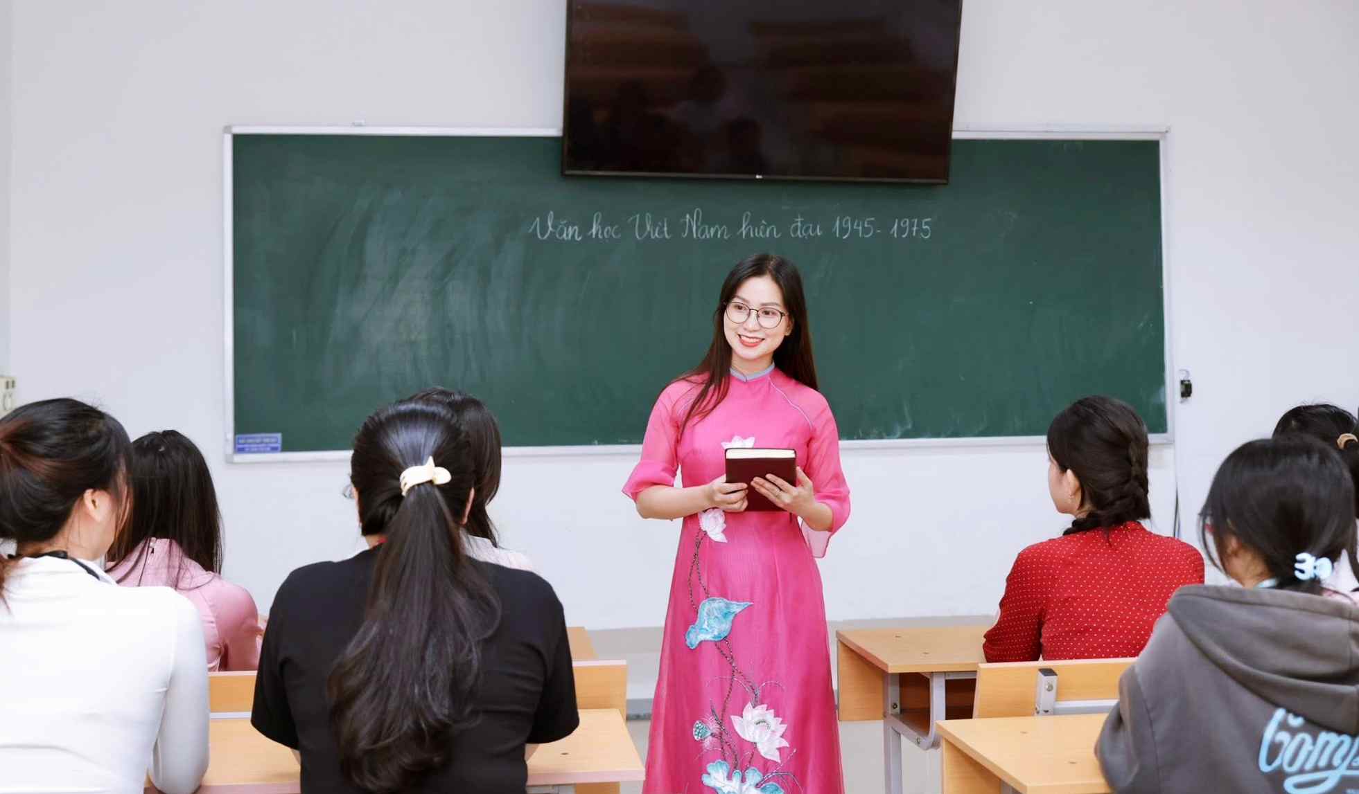 Tiến sĩ Nguyễn Thùy Trang luôn truyền cảm hứng cho học sinh trong mỗi tiết học - Ảnh: Q.H