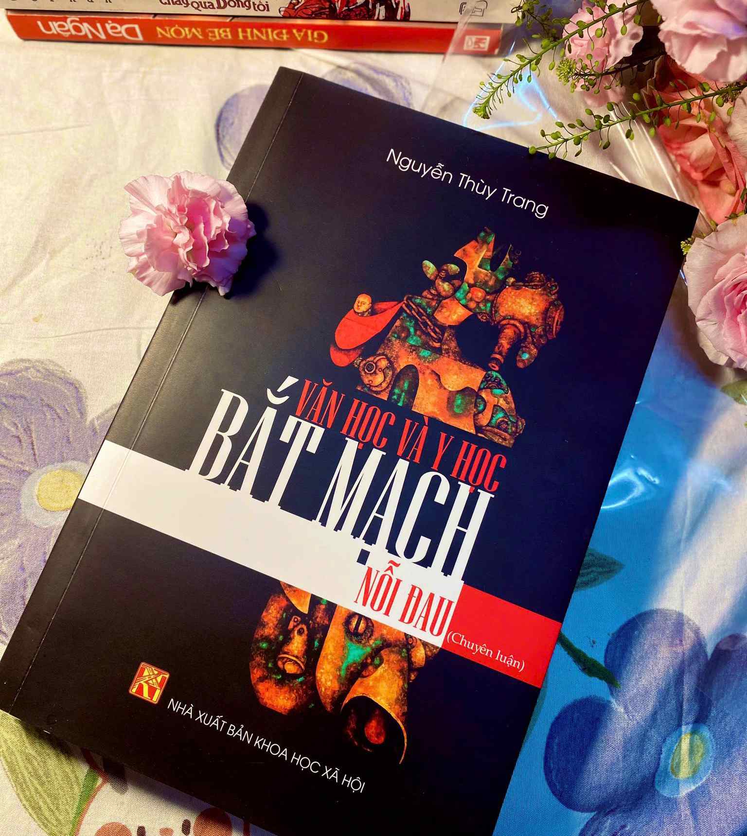 Cuốn sách “Văn học và y học: Bắt mạch nỗi đau” là một trong những công trình nghiên cứu hiếm hoi liên quan đến văn học và y học - Ảnh: Q.H