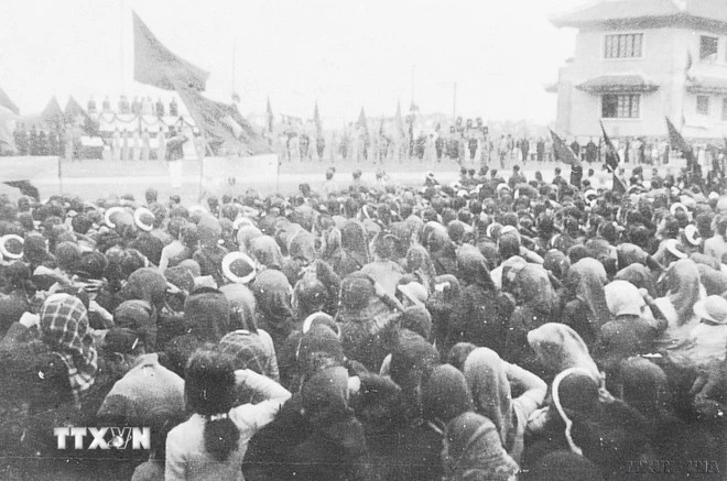 Ngày 12/1/1946, hàng vạn nhân dân Thủ đô tham dự lễ míttinh tại Khu học xá Trung ương (nay là Đại học Bách khoa Hà Nội), chào mừng Chủ tịch Hồ Chí Minh và các đại biểu vừa trúng cử vào Quốc hội khoá I. (Nguồn: Tư liệu TTXVN)