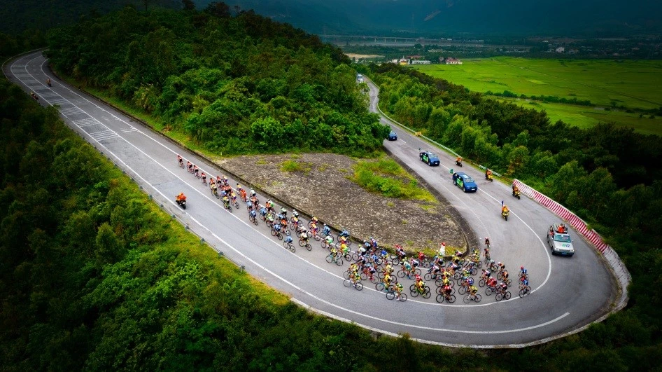 Vượt đèo ngang- tác phẩm đạt huy chương đồng tại Liên hoan Ảnh nghệ thuật khu vực Bắc Trung bộ năm 2022 - Ảnh NVCC