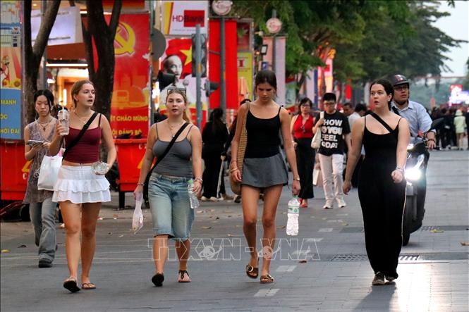 Du khách quốc tế tập trung về tuyến đường Nguyễn Huệ, phường Sài Gòn để vui chơi giải trí. Ảnh: Thanh Vũ/TTXVN