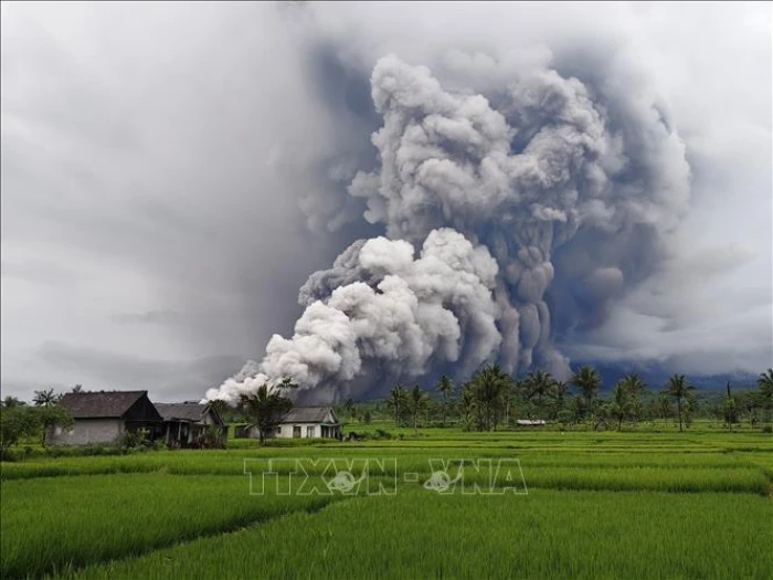 Núi lửa tại Indonesia phun trào 31 lần trong 6 giờ