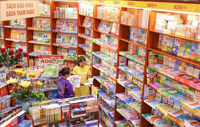 Lựa chọn sách giáo khoa tại hệ thống nhà sách của Nhà xuất bản Giáo dục Việt Nam. Ảnh: Thanh Tùng/TTXVN