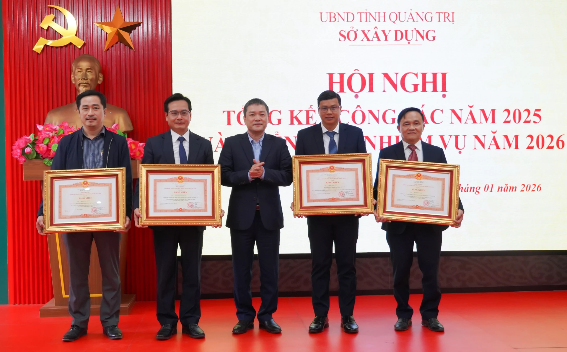 Thừa ủy quyền của Thủ tướng Chính phủ, đồng chí Phó Chủ tịch UBND tỉnh Phan Phong Phú trao Bằng khen của Thủ tướng Chính phủ cho 4 cá nhân thuộc ngành Xây dựng tỉnh Quảng Trị - Ảnh: N.H