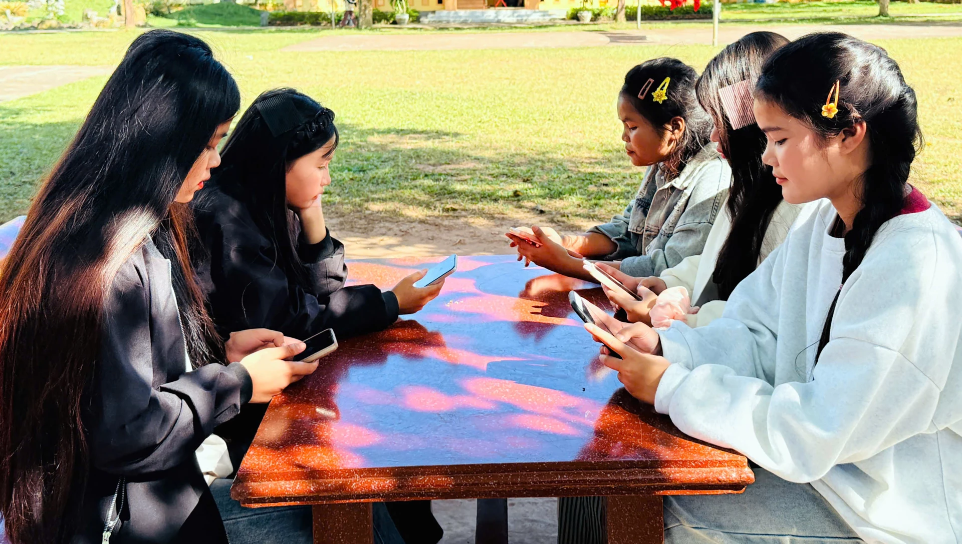 Niềm vui ngày sóng điện thoại về bản - Ảnh: Tiến Thành