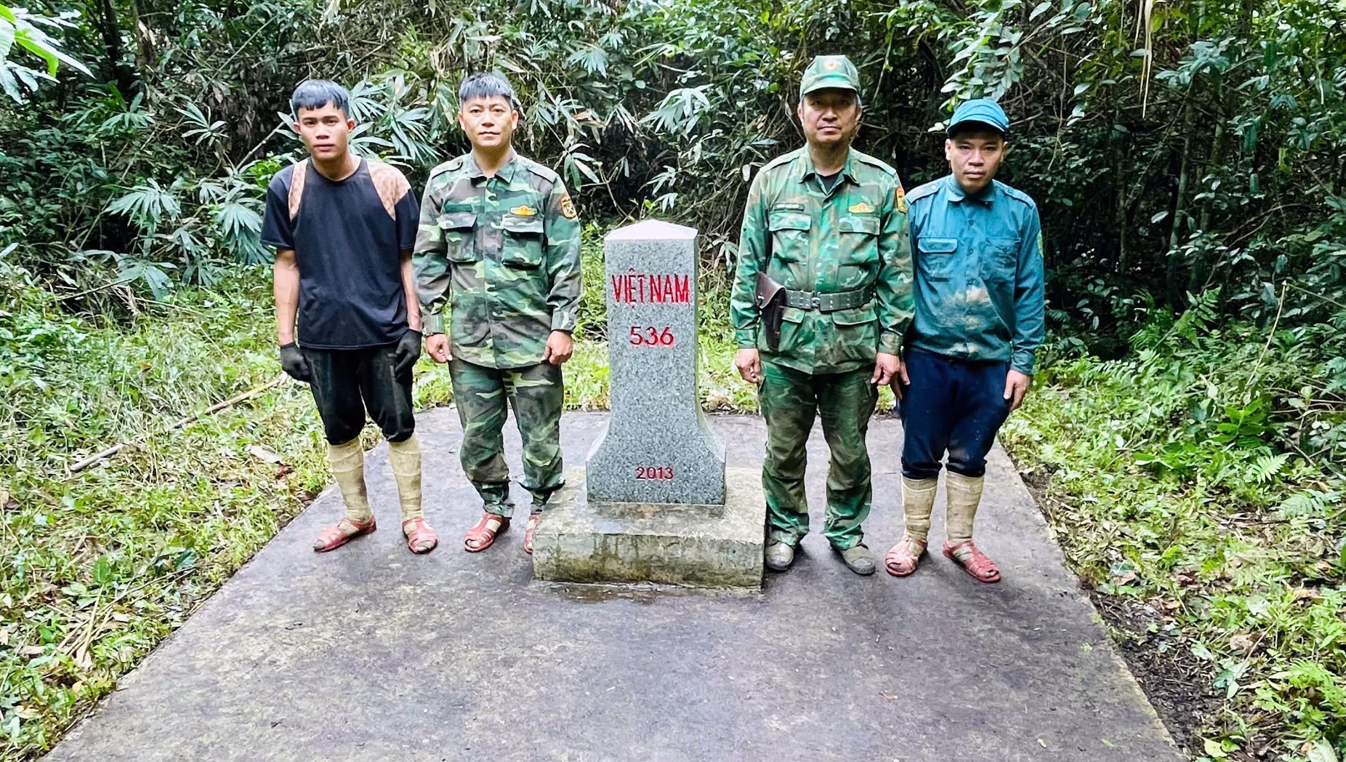 Khoảnh khắc thiêng liêng bên cột mốc quốc giới Việt Nam-Lào - Ảnh: N.M