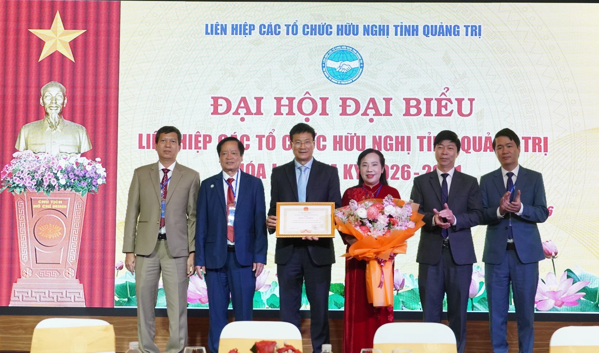 Chủ tịch UBND tỉnh tặng Bằng khen cho Liên hiệp các tổ chức hữu nghị tỉnh Quảng Trị - Ảnh: QV