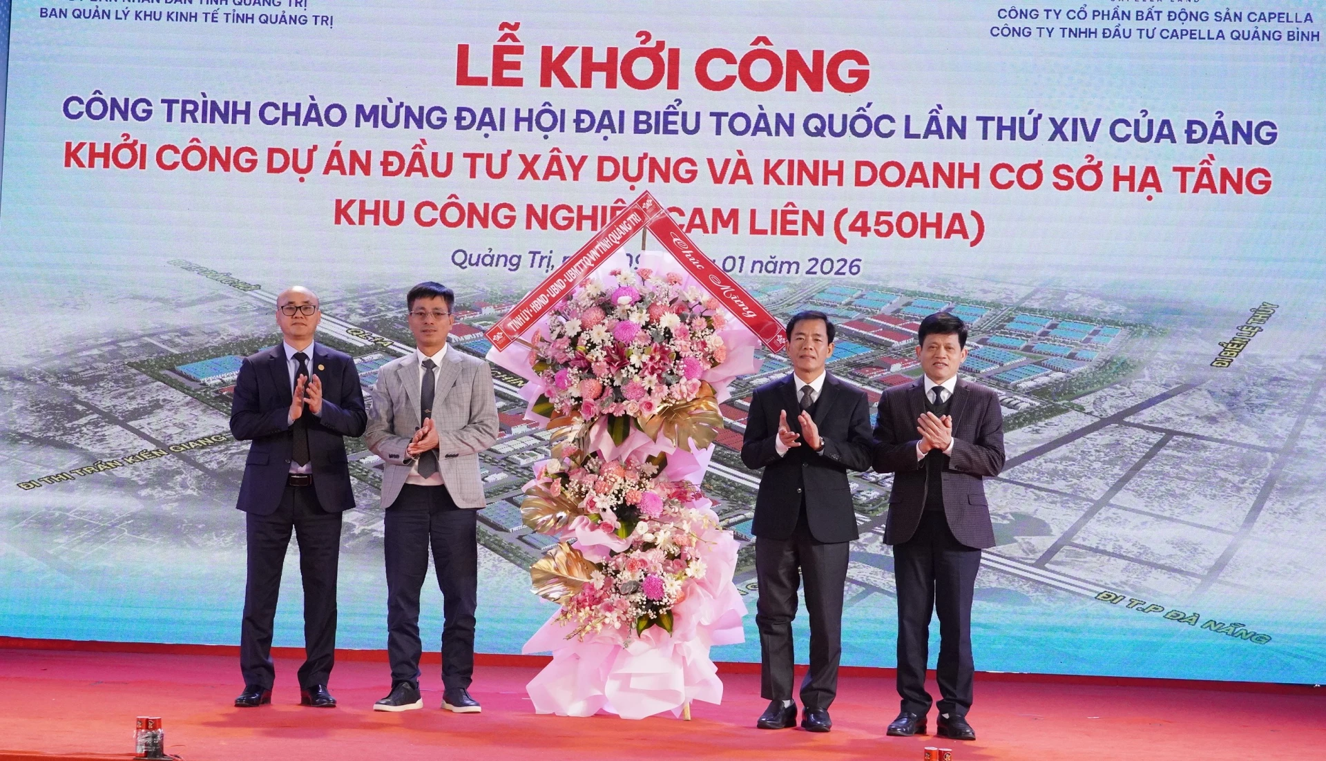 Đồng chí Nguyễn Văn Phương, Bí thư Tỉnh ủy và đồng chí Lê Văn Bảo, Phó Chủ tịch UBND tỉnh tặng hoa chúc mừng nhà đầu tư - Ảnh: QV