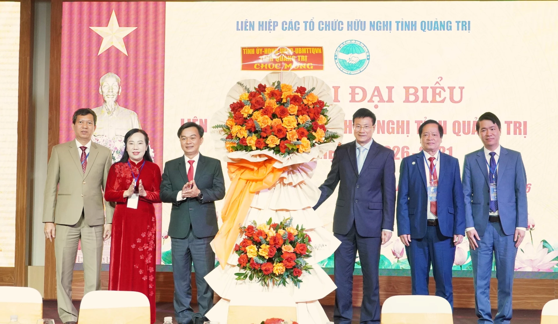 Đồng chí Nguyễn Chiến Thắng, Phó Bí thư Tỉnh ủy, Chủ tịch Ủy ban MTTQ Việt Nam tỉnh tặng lẵng hoa chúc mừng đại hội - Ảnh: QV