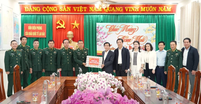 Đồng chí Bí thư Tỉnh ủy thăm, chúc Tết cán bộ, chiến sĩ Đồn Biên phòng cửa khẩu quốc tế Lao Bảo