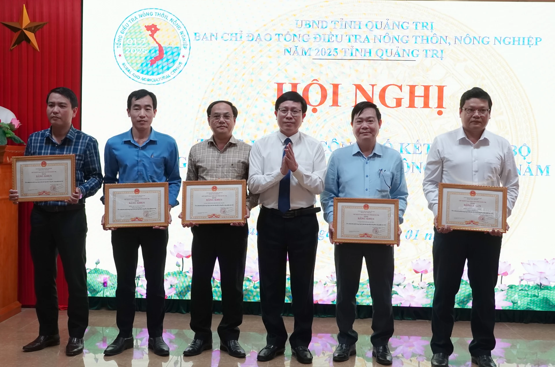 Đồng chí Quyền trưởng Thống kê tỉnh Trần Đình Hải trao bằng khen của Chủ tịch UBND tỉnh cho các tập thể - Ảnh: H.Tr.