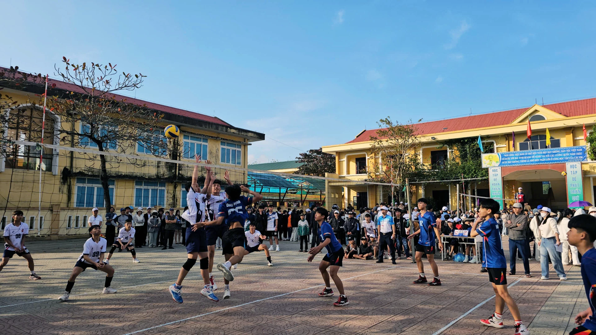 Các vận động viên tham gia tranh tài ở môn bóng chuyển- Ảnh: L.C