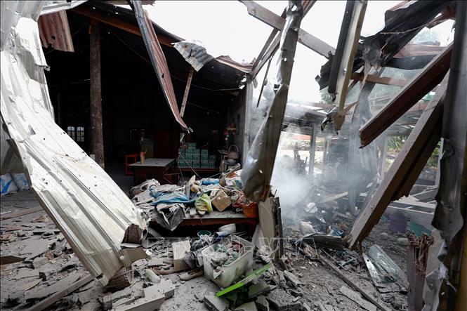 Ngôi nhà ở tỉnh Surin (Thái Lan) bị phá hủy trong xung đột biên giới giữa Thái Lan và Campuchia, ngày 11/12/2025. Ảnh: THX/TTXVN