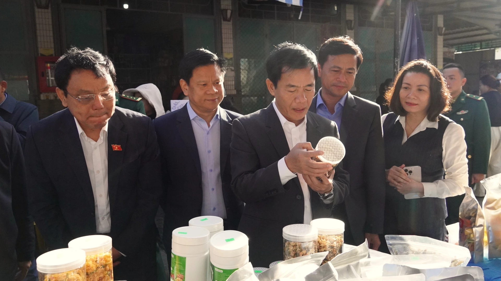 Đồng chí Nguyễn Văn Phương, Bí thư Tỉnh ủy và các đại biểu tham quan phiên chợ - Ảnh: QV